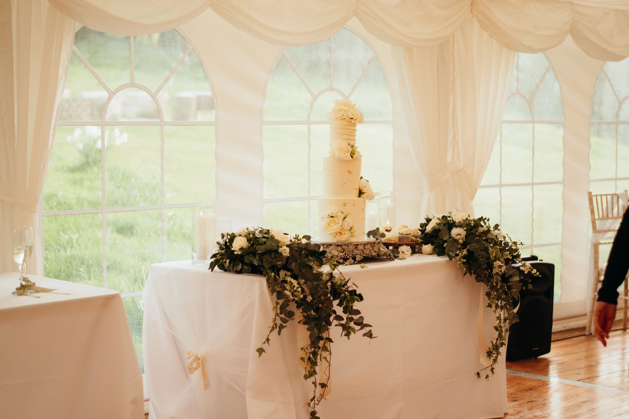 Three-tier wedding cake in neutral tones