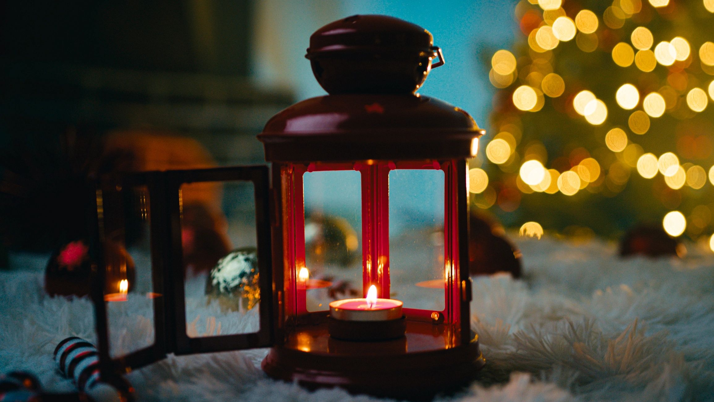 Holiday décor accents with lantern and baubles